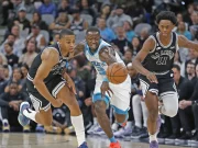 Spurs and Hornets players rush to a loose ball