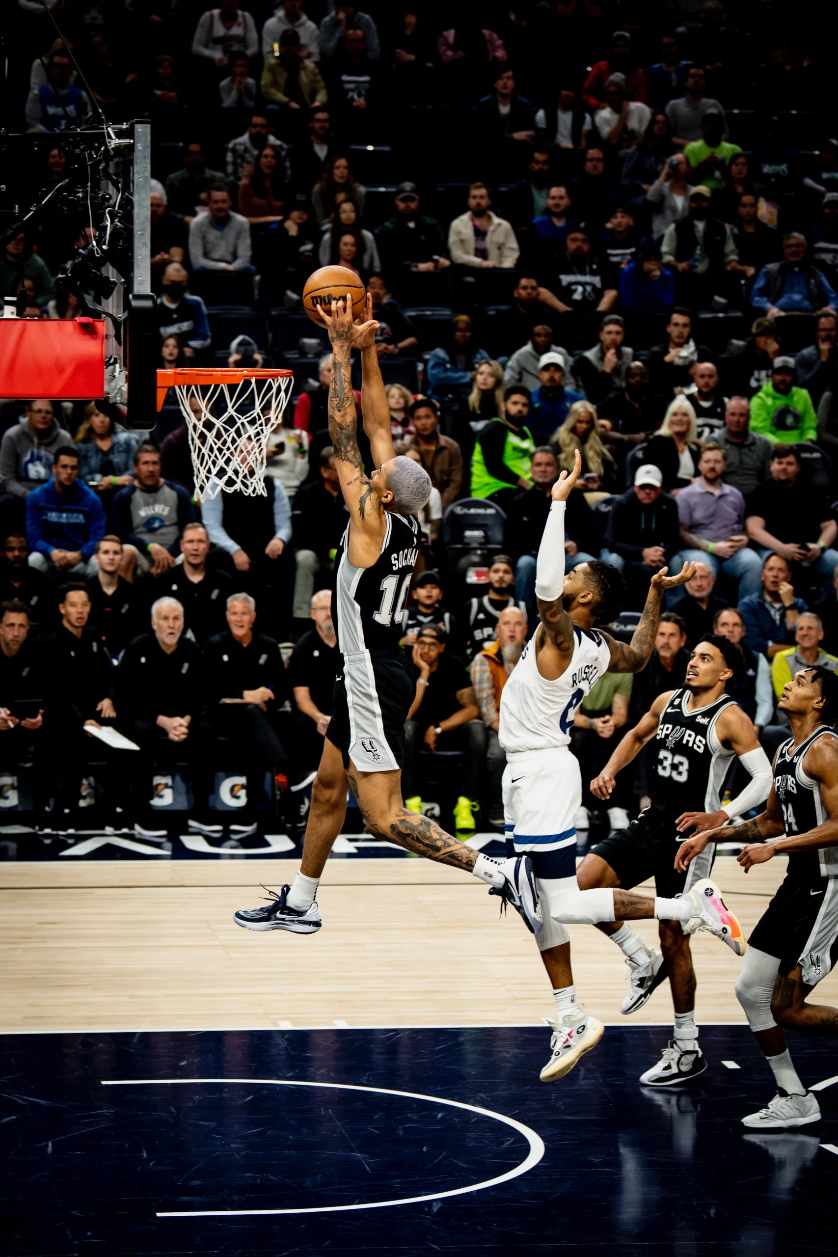 Jeremy Sochan dunking and not alloing the san antonio spurs to tank