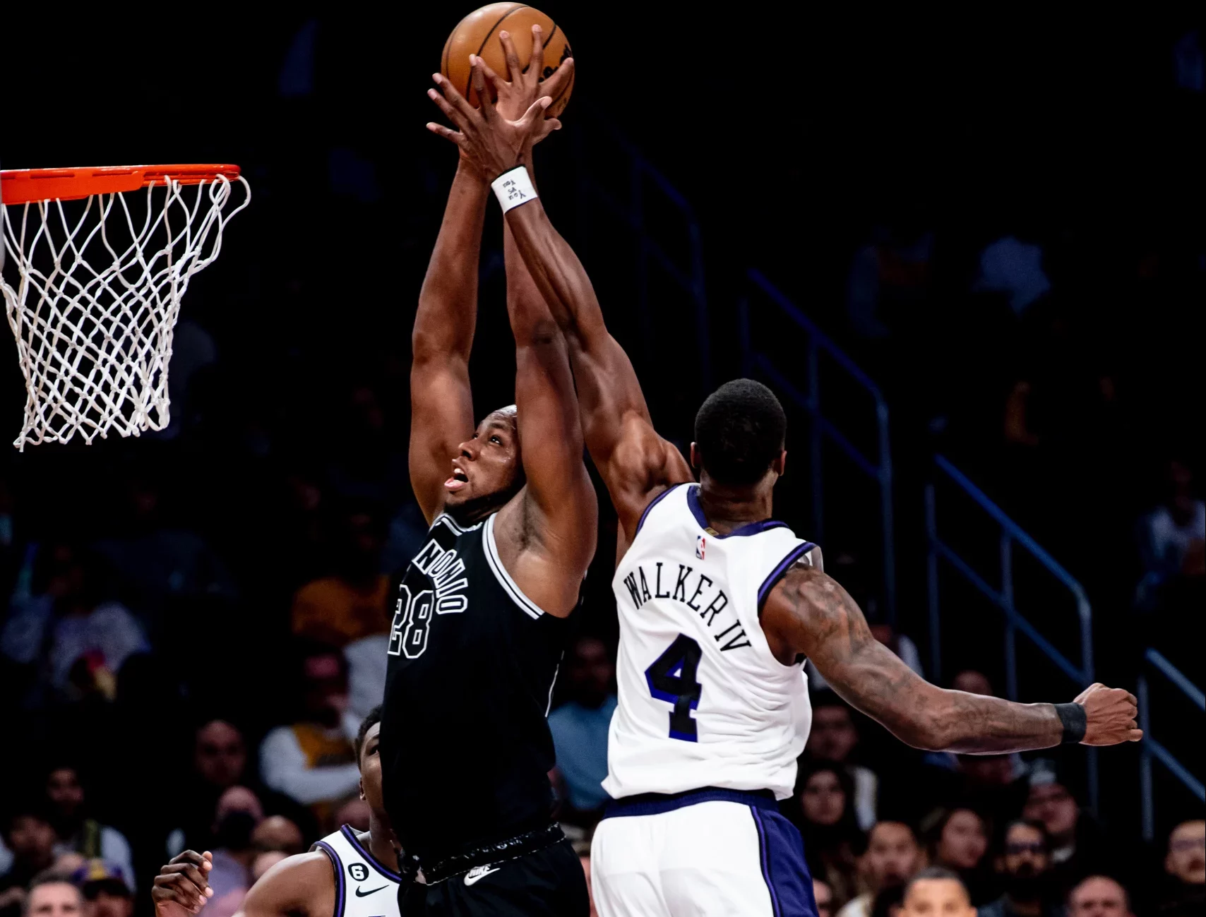 The San Antonio Spurs fell to the Los Angeles Lakers on Sunday night 123-92.