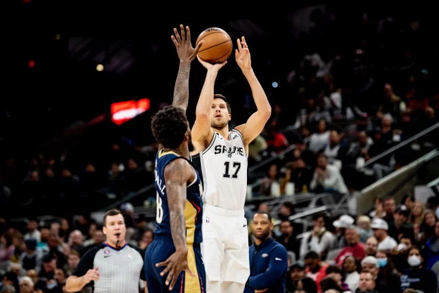 Doug McDermott putting up a jumper in the Spurs Pelicans matchup.