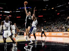 Spurs vs. Lakers third matchup. Jakob Poeltl putting up a jump hook on the lakers.