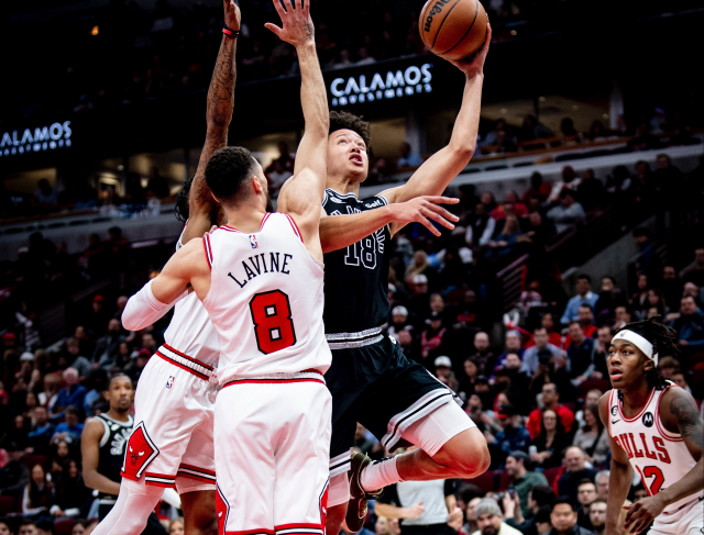 Isaiah Roby drives to the basket in San Antonio Spurs vs Chicago Bulls Monday night.