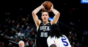 jakob poeltl on the court the game before this Spurs vs. Bulls matchup against the Clippers