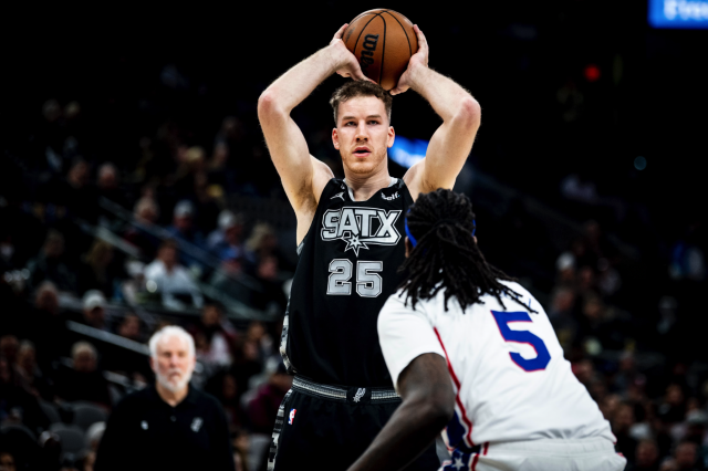 jakob poeltl on the court the game before this Spurs vs. Bulls matchup against the Clippers