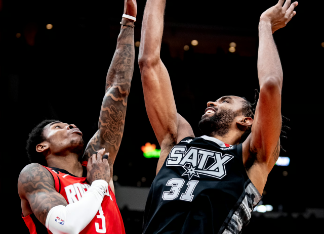 The Houston Rockets Beat Down the San Antonio Spurs 142-110 on Sunday night.